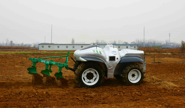 無(wú)人拖拉機(jī) 無(wú)人拖拉機(jī)