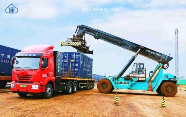 看,氫氣重卡來了!天津貨運(yùn)零排放示范助力“雙碳”.jpg 看,氫氣重卡來了!天津貨運(yùn)零排放示范助力“雙碳”.jpg