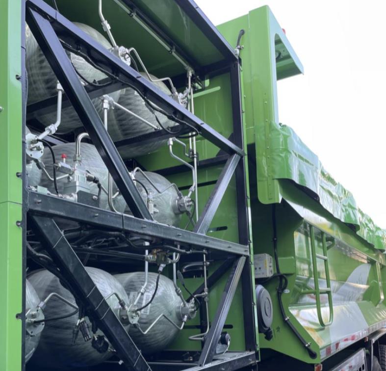 氫能源汽車上安裝的氫氣瓶.jpg 氫能源汽車上安裝的氫氣瓶.jpg