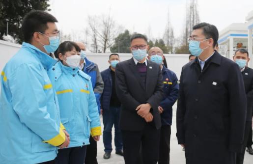 趙厚川現場聽取古城加油加氫站基本情況介紹.jpg