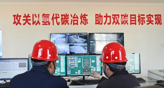 圖為研發工作人員監測試驗過程。 牛春富 攝.jpg