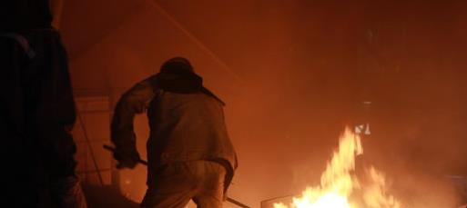 圖為工人正在試驗高爐出鐵現場進行操作。 田征 攝.jpg