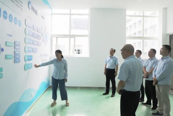 工作人員進(jìn)行現(xiàn)場解說 工作人員進(jìn)行現(xiàn)場解說