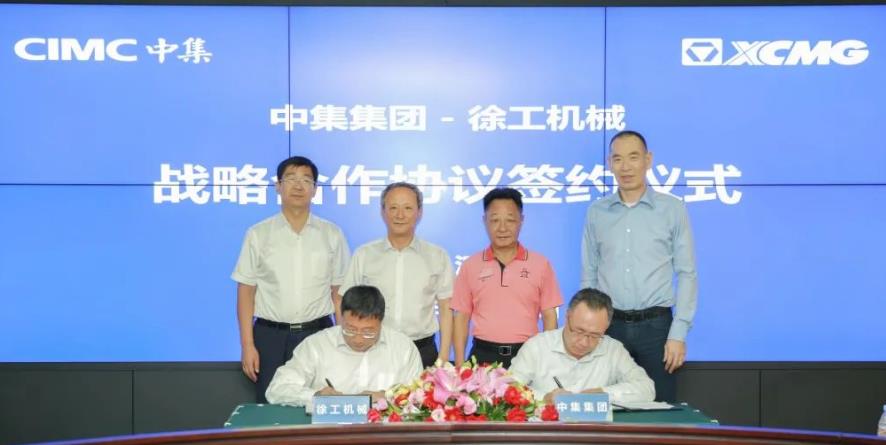 高翔與陸川代表雙方簽約,麥伯良、王民、張克、于玉群見證 高翔與陸川代表雙方簽約,麥伯良、王民、張克、于玉群見證