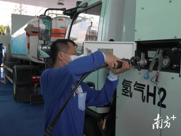 24臺(tái)氫能環(huán)衛(wèi)車(chē)“上崗” 24臺(tái)氫能環(huán)衛(wèi)車(chē)“上崗”