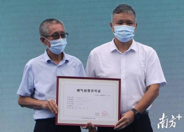 24臺(tái)氫能環(huán)衛(wèi)車(chē)“上崗” 24臺(tái)氫能環(huán)衛(wèi)車(chē)“上崗”