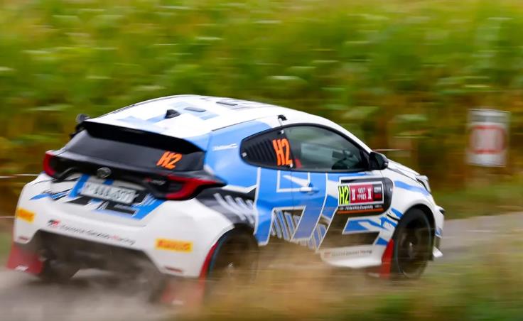 豐田總裁駕駛氫動(dòng)力GR Yaris登上WRC舞臺(tái).jpg