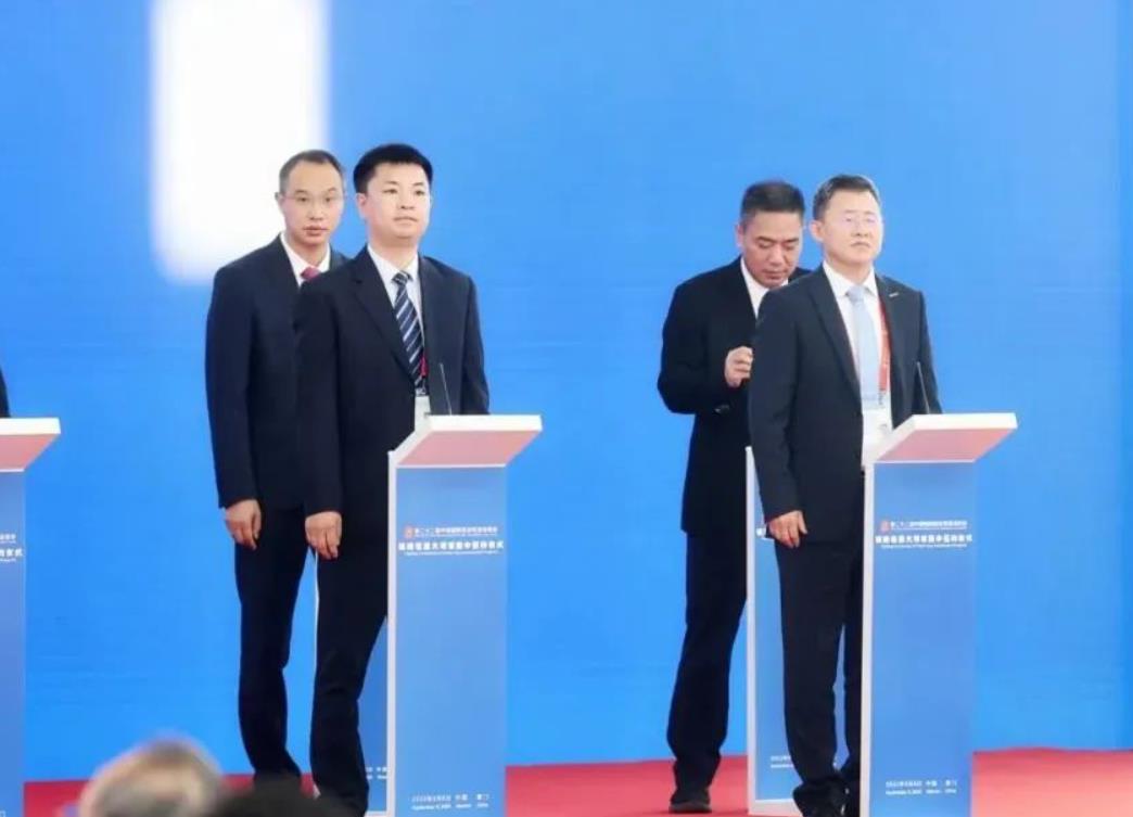 打通“福-廈氫能海岸線”,東方鍋爐與福清市政府簽訂氫能源及燃料電池基地項目協議!.jpg 打通“福-廈氫能海岸線”,東方鍋爐與福清市政府簽訂氫能源及燃料電池基地項目協議!.jpg