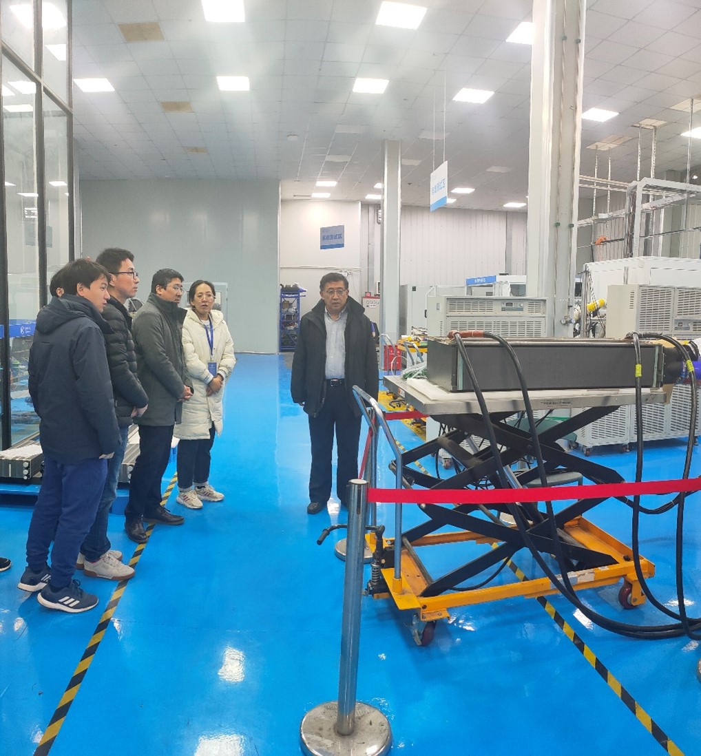 圖二 中國船級社專家在現(xiàn)場查看300千瓦單堆碳板電堆.jpg 圖二 中國船級社專家在現(xiàn)場查看300千瓦單堆碳板電堆.jpg