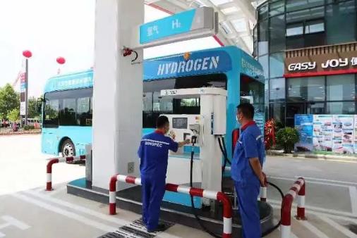 大連自貿(mào)片區(qū)推出首個(gè)《制氫加氫一體站技術(shù)規(guī)范》.jpg 大連自貿(mào)片區(qū)推出首個(gè)《制氫加氫一體站技術(shù)規(guī)范》.jpg