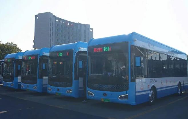 浙江平湖首批10.5米氫能無障礙公交車投運.jpg