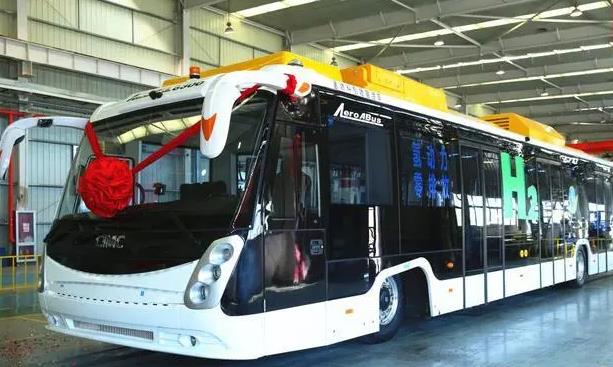 續航400公里!業內首款氫能源機場擺渡車在河北大廠下線.jpg