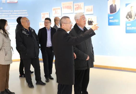 中國國際經(jīng)濟交流中心副理事長韓永文一行到新源動力調(diào)研工作.jpg 中國國際經(jīng)濟交流中心副理事長韓永文一行到新源動力調(diào)研工作.jpg