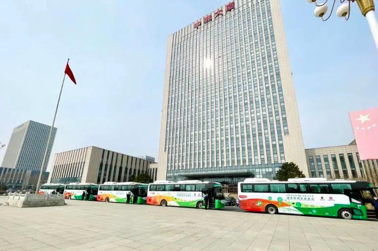 吉電股份6輛氫能大巴準(zhǔn)時抵達(dá)中韓大廈.jpg