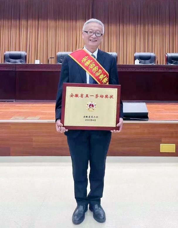 明天氫能公司董事長王朝云榮獲安徽省勞動競賽先進個人(安徽省五一勞動獎?wù)拢s譽稱號.jpg