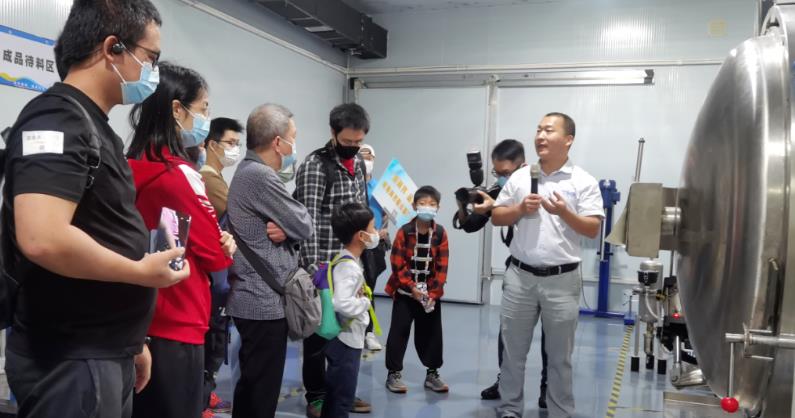 市民參觀生產車間.jpg