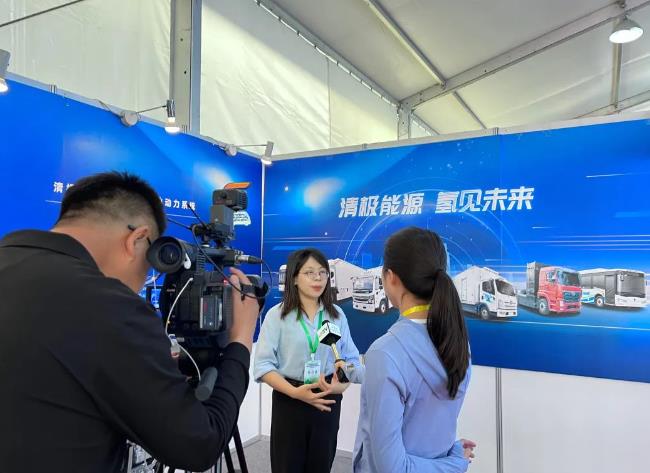 清極能源相關(guān)負(fù)責(zé)人接受內(nèi)蒙古電視臺(tái)媒體采訪.jpg