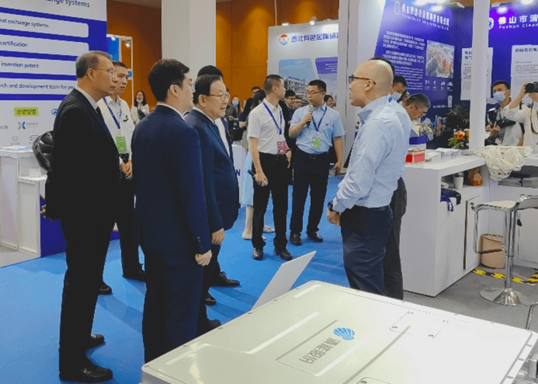 萬鋼主席蒞臨清能股份展位了解石墨金屬復(fù)合雙極板技術(shù).png