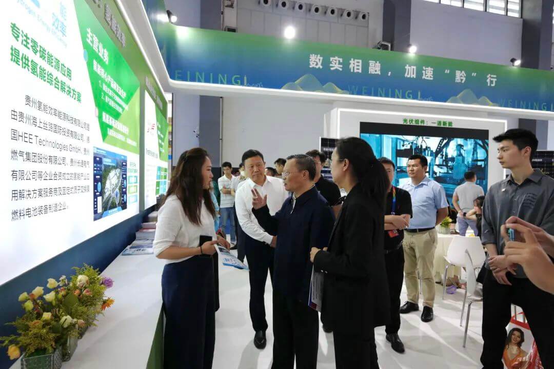 貴州省委常委、貴陽市委書記胡忠雄參觀氫能效率展臺.jpg