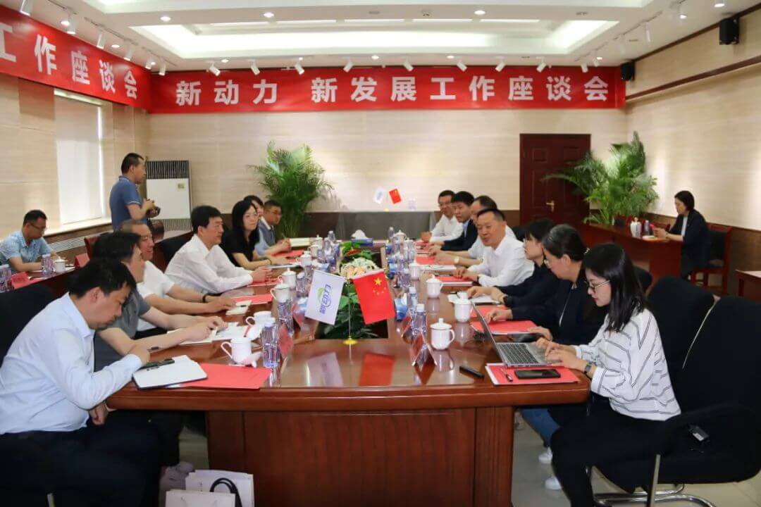 蘭州新區黨工委副書記、管委會主任李東新等領導一行來訪新動力考察交流.jpg