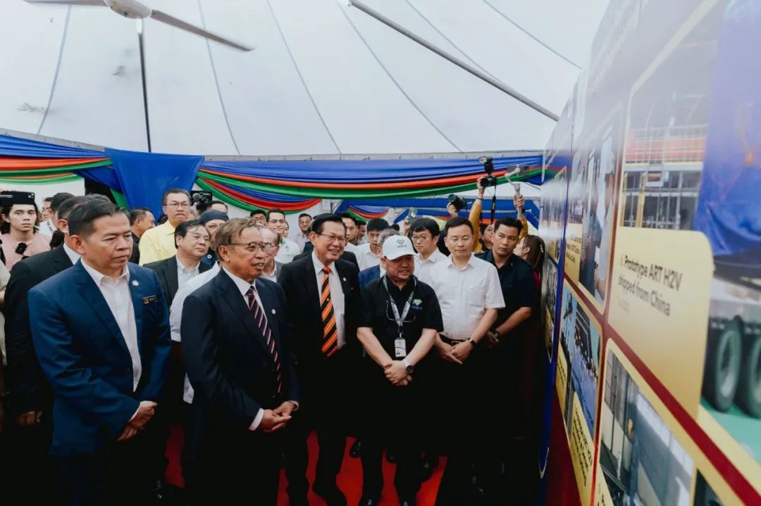 全球首列氫能源智軌在馬來(lái)西亞正式試跑!1.jpg