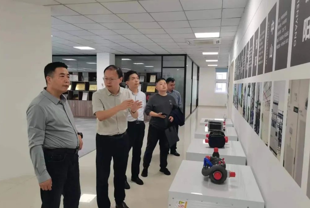 新疆準(zhǔn)東開發(fā)區(qū)管委會(huì)副主任王冬生一行到訪風(fēng)氫揚(yáng)科技2.jpg