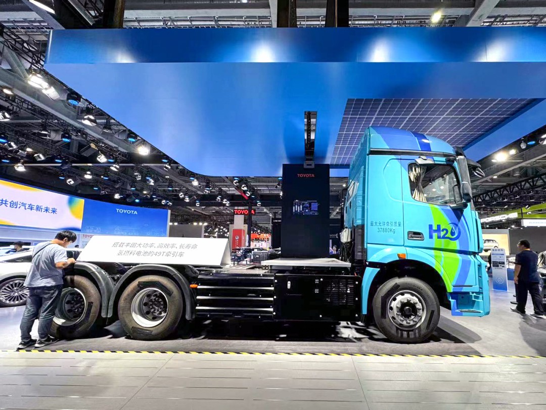 全球首臺更換式儲氫系統燃料電池重卡亮相第六屆進博會1.jpg